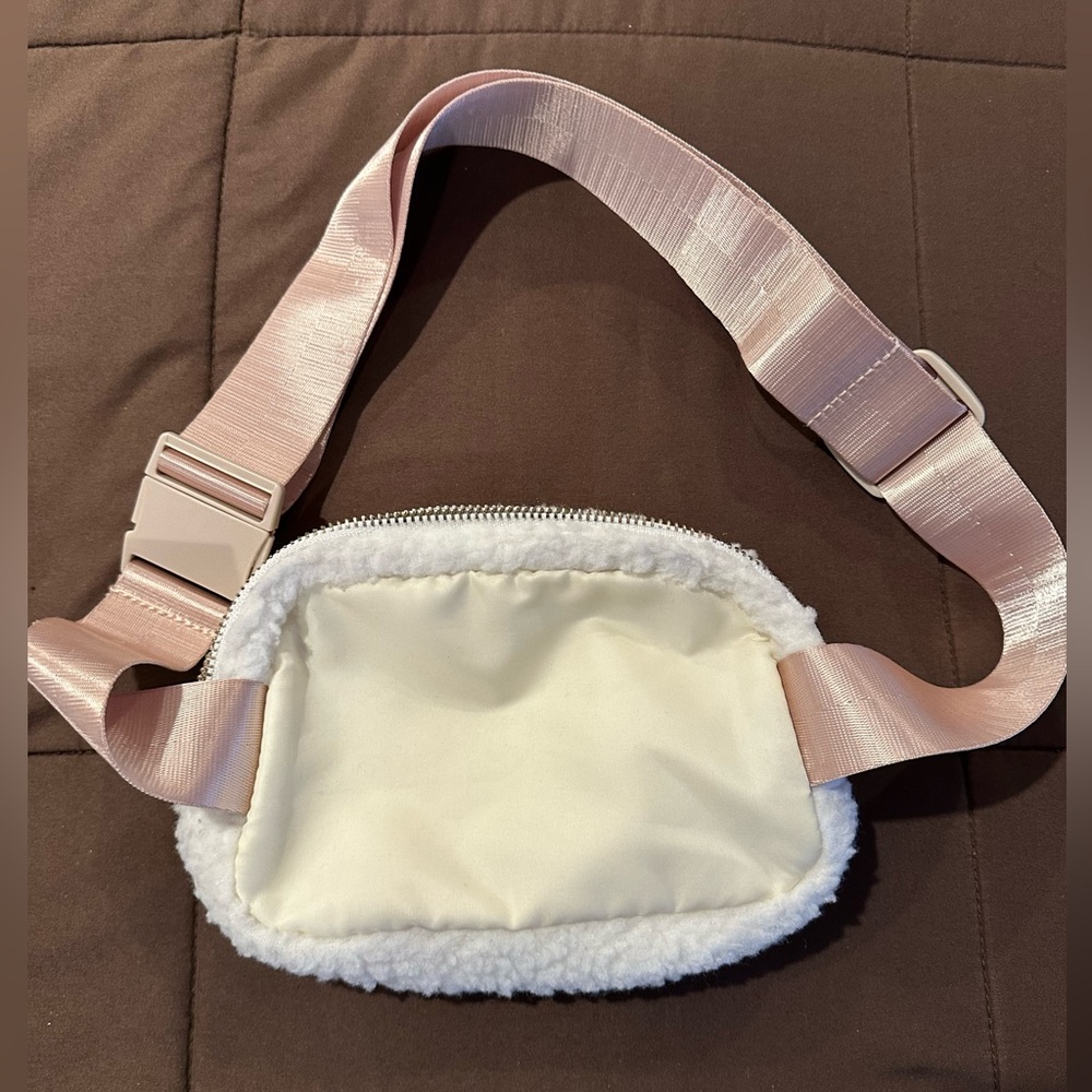 APANA Studio City See Me Run Cozy White Sherpa Belt Bag/Crossbody Sling - Picture 4 of 14